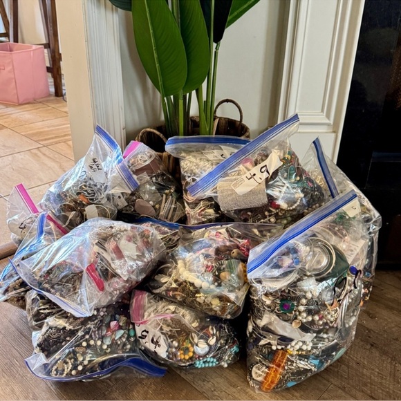 🌹 3 LB Curated Gold & Silver Jewelry Mystery Lot| Bulk Resellers Treasure Hunt - Picture 9 of 10